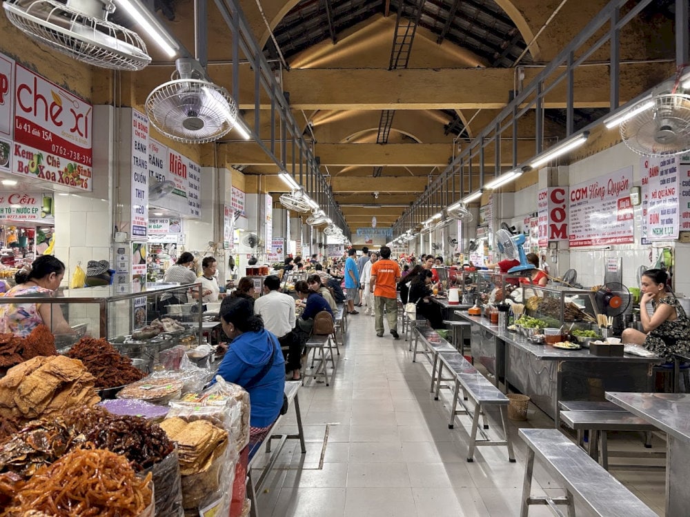 The food stall is always bustling, attracting food lovers with its rich flavors and affordable prices